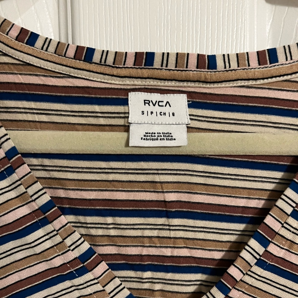 CUTEST RVCA short sleeve shirt. 70s vibes!